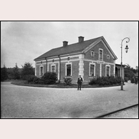 Ålsäng station 1900 - 1910 (eller omkring 1915, uppgifterna varierar). Bild från Järnvägsmuseet. Foto: Okänd. 