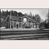 Ramnäs station 1940 (museet uppger även1917, men den uppgifter är uppenbarligen oriktig). Bild från Järnvägsmuseet. Foto: Holger Leijgård. 