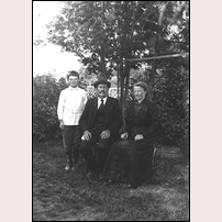 Banvakten Johan Hansson med hustrun Maria och deras son Folke (1909-1990). Gissningsvis är bilden tagen omkring 1920. Bild från Västerbottens Museum. Foto: En av bröderna Emil och Arvid Eriksson, Balfors. 