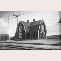 Holmsbruk station omkring 1940. Bild från Järnvägsmuseet. Foto: Okänd. 