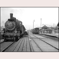 Almedal gamla station på 1920-talet. Loket är SJ:s Tb 848. Bild från Järnvägsmuseet. Foto: Okänd. 
