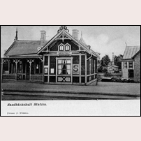 Sandbäckshult första stationshuset omkring 1902. Vykort från O. Wessell. Foto: Okänd. 