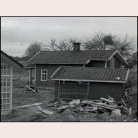 102 Björbäck är stugan till höger. Bilden är tagen den 3 november 1952 för att dokumentera bygget av en ny stuga, 102a Björbäck, som syns till vänster. Bild från Järnvägsmuseet. Foto: John Hyltskog. 