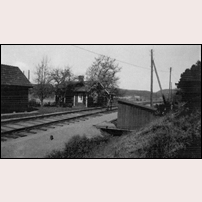 415 Åby  okänt år. Bilden visar den nya bansträckningen som tillkom 1915. Järnvägen gick ursprungligen bortom huset, det är således stugans bakre gavel som ligger närmast spåret.  Bilden är ett bidrag från Eva Lundblad. Foto: Okänd. 