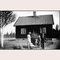698 Stenstugan okänt år med banvaktsfamiljen Hellgren. Bilden är hämtad från Storumans kommuns bildarkiv. som  Foto: Okänd. 