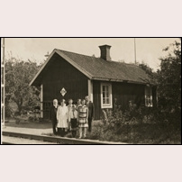 274 Orrkulla.  Enligt uppgift på Bygdeband.se är det banvaktsfamiljen Holm vi ser på bilden. Holm var banvakt här från 1924 och minst tio år framåt. Bild från Järnvägsmuseet. Foto: Okänd. 