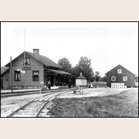 Vreten station på 1890-talet. Spåret där fotografen står går till Vretens egendom med tegelbruk och mejeri. Bild från Järnvägsmuseet. Foto: P.A. Eriksén. 