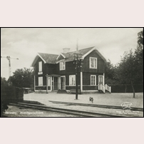 Sättraby station okänt år efter att byggnaden blivit på- och tillbyggd. Vykort från förlag B. Fischier, Sättraby. Bild från Järnvägsmuseet. Foto: Otto Strömqvist. 