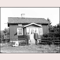 Banvakten Johan Hilmer Håkansson och hans far, f.d. banvakten Andreas Håkansson, okänt år. Bilden är tagen vid den egna stugan någonstans i stationens närhet. Bild från Vänersborgs museum. Foto: Okänd. 