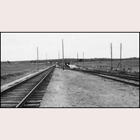 Toretorp lastplats på en bild tagen inför elektrifieringen av norra stambanan. Den var klar mellan Krylbo och Bollnäs 1935. Bilden är tagen mot norr. Bild från Järnvägsmuseet. Foto: Okänd. 
