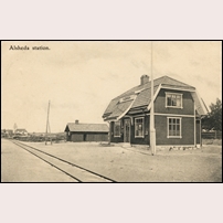 Alseda station öppnades 1906, först med stavningen Alsheda. Här ett okänt vykort postgånget 1908. Bild från Järnvägsmuseet. Foto: Okänd. 