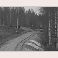 Lövsjöväxeln, delförstoring av föregående bild. Till vänster går spåret uppåt mot Hörken och från vänster arbetar HFJ motorvagn sig uppför den branta stigningen från Gravendal. Foto: Okänd. 