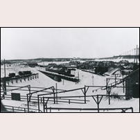 Svartön malmbangård på en bild som Järnvägsmuseet anger vara tagen omkring 1910. Här kan man dock se att elektrifiering är genomförd och det skedde 1922, så äldre än så kan bilden inte vara. Foto: Okänd. 