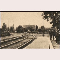 Banvaktsstuga i Bankeryd, delförstoring av ett vykort från omkring 1927. Även om det är en dålig bild kan man notera att stugan är av modell 1872 höger. Foto: Okänd. 