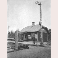 Holsby kombinerade stations- och banvaktsstuga på 1930-talet. Bilden är ett bidrag från Stig Zetterkvist. Foto: Okänd. 