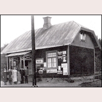 Holsby kombinerade stations- och banvaktsstuga på 1930-talet. Bild från Järnvägsmuseet. Foto: V. Johansson. 