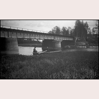 Bron över Tidan strax väster om Tibro, bilden är tagen före brons ombyggnad 1938. Bild från Järnvägsmuseet. Foto: Isidor Jonsson, Tibro. 