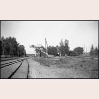 Ledbergskulle station på 1950-talet. På vissa stationer fanns en lastningsanordning (även kallad elevator) för sockerbetor. Betorna transporterades till sockerbruket i Linköping som var i bruk 1905-1955. Foto: E. Pettersson. 