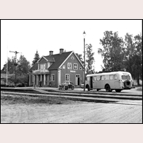 Alsterbro station 1959, den sista resten av persontrafiken är nedlagd och det nya "tåget" står och väntar. Bild från Järnvägsmuseet. Foto: Okänd. 