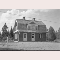 Forsnäs station den 14 juli 1957. Persontrafiken är nedlagd sedan några år, men enstaka godståg passerar fortfarande. Det fina stationshuset hålls i ett föredömligt skick. Bild från Järnvägsmuseet. Foto: Olof Sjöholm. 