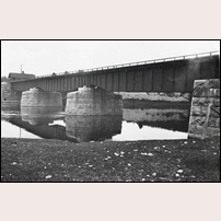 Den nya bron över Lagan bärs upp av mäktiga mellanstöd. Bilden är tagen efter 1920 ochkommer från Järnvägsmuseet. Foto: Okänd. 