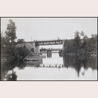 Bron över Fröviån strax väster om Frövi på linjen mot Örebro. Fotoriktning nedströms. Bilden uppges tagen 1874 och visar den ursprungliga träbron. Bild från Järnvägsmuseet. Foto: Okänd. 