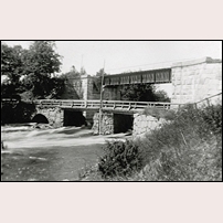 Bron över Fröviån 1902. Det är alltså den andra bron i ordningen, byggd på 1870-talet som ersättare för den äldsta träbron. Bild från Järnvägsmuseet. Foto: Ellert Sörman. 