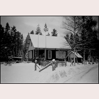 838 Snöån 1952, prydd för s.k. kryckeståt i samband med banvakten Einar Gärds giftermål med Margit Norström. Bilden är ett bidrag från Göran Samuelsson. Foto: Okänd. 