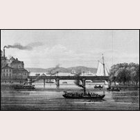 Bro över Norrström 1870, alltså när den var alldeles nybyggd men ännu inte tagen i bruk. Bilden visar den södra delen av bron från öster, till vänster ligger således Riddarholmen. Mer än halva bron och svängspannet ligger utanför bilden åt höger. Teckning av Carl Svante Hallbeck.