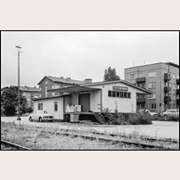 Östervärn station den 26 augusti 1980. Sedan persontrafiken nedlagts och stationshuset rivits användes det här huset som expeditionsbyggnad. Foto: Anders Lundquist. 