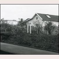 627aB Mullsjö på 1960-talet "moderniserad" med tidstypiska asbestcementplattor. Bild från Järnvägsmuseet. Foto: Okänd. 
