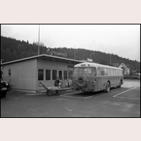 Ullared busstation den 24 april 1964. Byggnaden bär SJ:s symbol men tågen är förstås ersatta av bussar. Bild från Järnvägsmuseet. Foto: Okänd. 