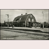 Lärbro station omkring 1950 (även 1930-tal och omkring 1955 anges). Okänt vykort på bild från Järnvägsmuseet. Foto: Okänd. 