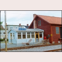 Helgum station 1971. En oansenlig tillbyggnad av godsmagasinet utgör det nya stationshuset. Bild från Järnvägsmuseet. Foto: Okänd. 