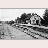Skästra station efter 1910. Ett B-loksdraget persontåg på väg söderut. Bild från Järnvägsmuseet. Foto: Joel Cardell. 