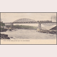 Den första bron över Skellefte älv vid Kusfors 1894. Loket  är Statens Järnvägars Kc1 nr 305 "Vanland" tillverkat av Nydqvist & Holm i Trollhättan 1888. Foto: Okänd. 