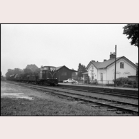 Hindby station med det allra sista godståget här förbi den 1 juni 1973. Normalgodståget 6472 dras av T21 nummer 71. Foto: Jan-Anders Wihrén. 
