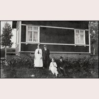 Åsaka banvaktsstuga 1917 med banvakten Linus Lundqvist och hans hustru Maja. De övriga två personerna är okända. Bild från Nossebro järnvägsmuseum förmedlad av Hans Källgren. Foto: Okänd. 