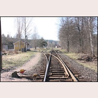 Kvillsfors station den 24 mars 2020. Bilden är tagen i riktning mot Vetlanda, till vänster ligger det nya stationshuset. Foto: Hans Källgren. 