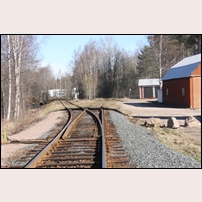 Kvillsfors station den 24 mars 2020, bilden är tagen strax öster om den föregående bilden och i motsatt riktning. Till vänster går spåret till Pauliströms pappersbruk och till höger spåret mot Nyboholms pappersbruk.  Foto: Hans Källgren. 
