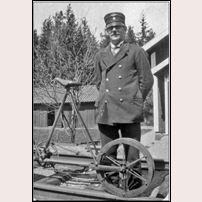 259 Bergmossen med banvakten Knut Öasterberg, troligen på 1930-talet. Bilden hämtad från den stationshistorik som omnämns på objektssidan. Foto: Okänd. 