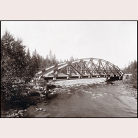 Bro över Svartälven vid Sågen omkring år 1900. Bild från Järnvägsmuseet. Foto: Okänd. 