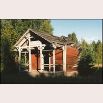 Högåsen hållplats den 15 september 1996. I 30 år har byggnaden stått utan funktion efter att trafiken lagts ned, men nu är slutet nära. Foto: Mats Björkelund. 
