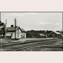 Edsbro station på ett okänt vykort. Bilden kommer från Järnvägsmuseet som har olika uppgifter om när den är tagen, antingen på 1930-talet eller efter 1944. Foto: Okänd. 