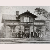 Vara station, första stationshuset uppfört av Uddevalla - Vänersborg - Herrljunga järnväg 1866. Byggnaden revs år 1900. Foto: Okänd. 