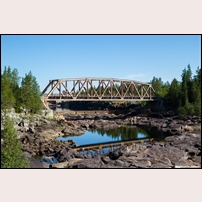 Bro över Lilla Luleälv strax norr om Jokkmokk den 21 juli 2014. Ovanför bron ligger Akkats kraftstation från 1973 som i stort sett torrlagt älvfåran och utplånat de praktfulla forsarna.  Foto: David Larsson. 
