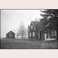 Appuna station. När bilden togs är inte närmare känt än att det ska ha varit på 1950-talet.Trafiken lades ned 1952 så det är möjligt att spåret ligger kvar i gräset. Bild från Järnvägsmuseet. Foto: E. Pettersson. 