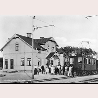 Borensberg station 1908, året efter att järnvägen dit öppnats för trafik. Banan var redan från början elektrifierad och på bilden ses motorvagnen som i folkmun kom att kallas Ankan, sannolikt för att dess "vägegenskaper" inte var de bästa. Okänt vykort på bild från Järnvägsmuseet.  Foto: Okänd. 