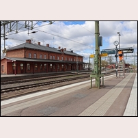 Kil station den 5 maj 2022. Den ursprungliga byggnaden finns kvar men har byggts ut med en hel övervåning.  Foto: Olle Thåström. 