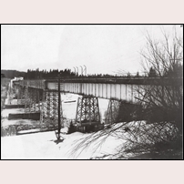 Bro över Norsälven mellan Kil och Fagerås. Bilden visar den första bron som stod färdig för trafik 1871. Bild från Järnvägsmuseet. Foto: Okänd. 
